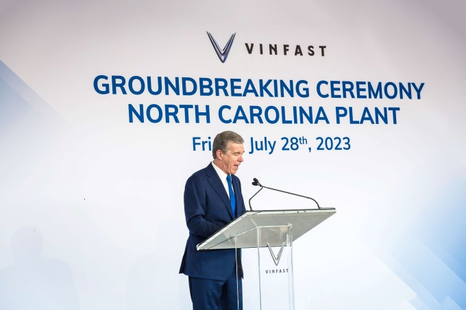 Thống đốc bang Bắc Carolina Roy Cooper tại sự kiện khởi công nhà máy VinFast Mỹ.